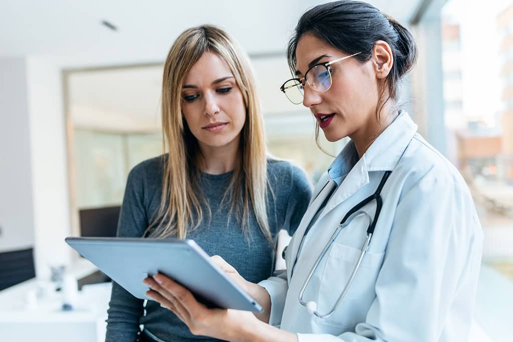 doctor-with-patient